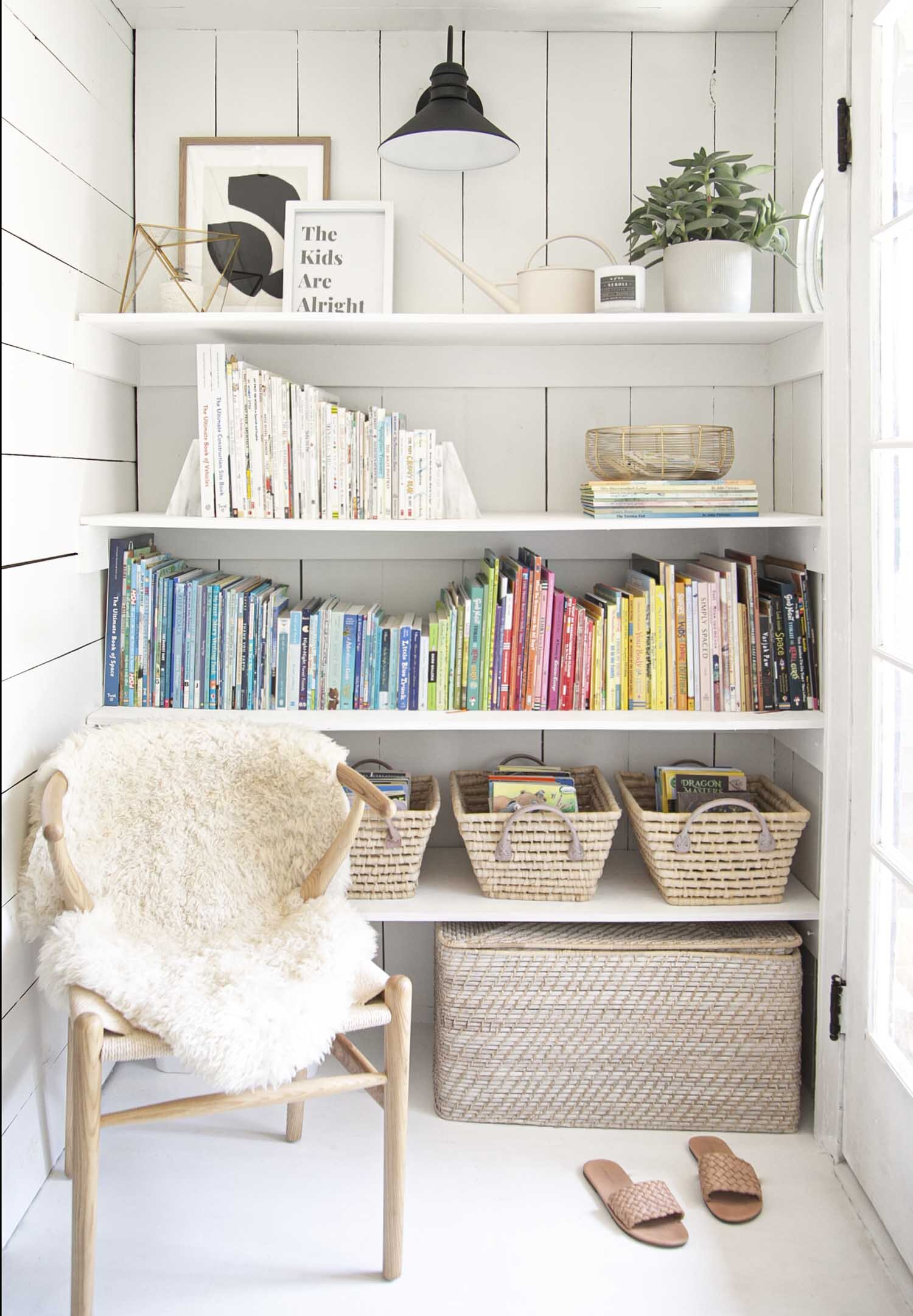 RENTAL HOUSE OUR FRESH BRIGHT DIY BOOKSHELVES WINTER DAISY